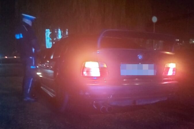 Zmodyfikowane BMW zatrzymane przez policjantów do kontroli