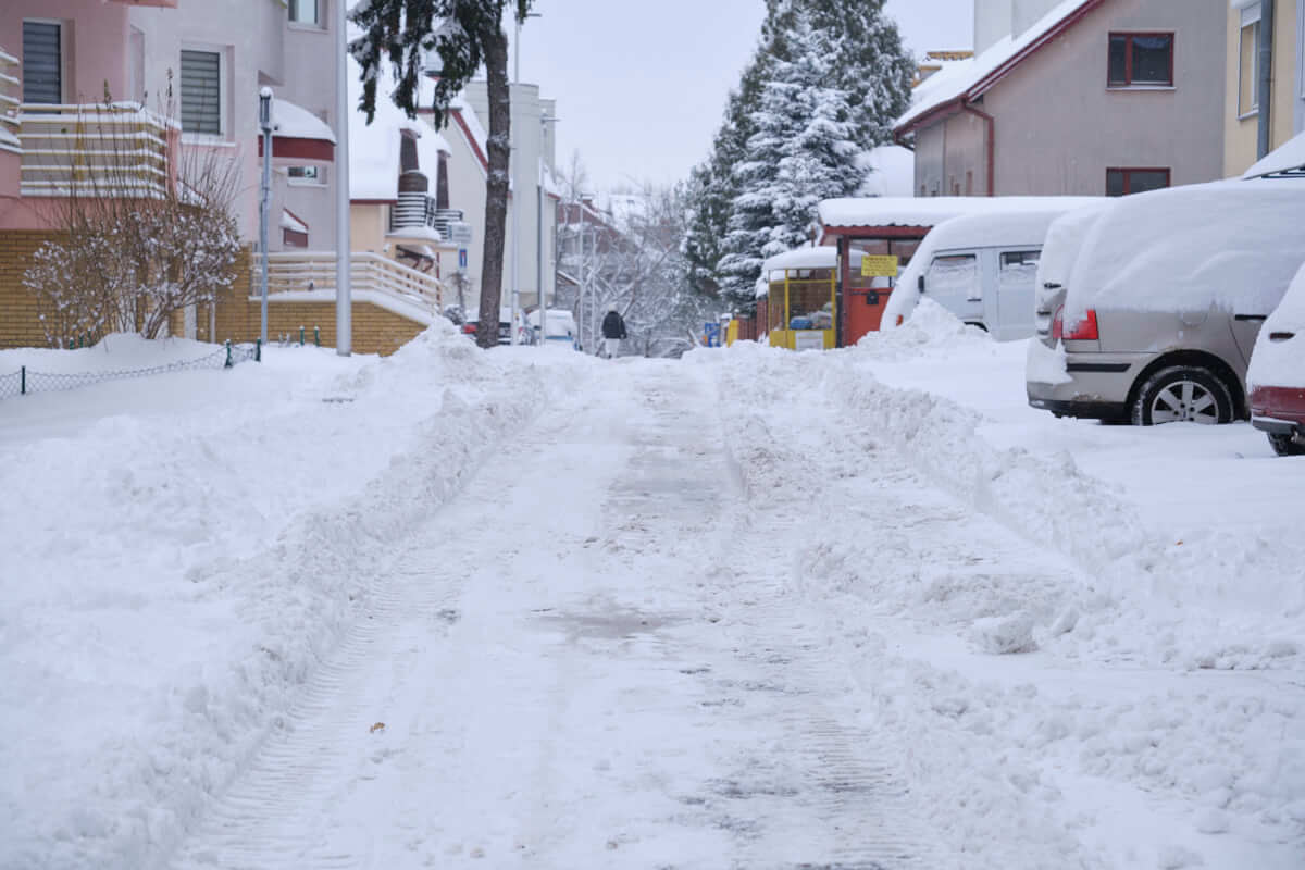 Sypnęło śniegiem w Lublinie. Główne ulice przejezdne, trudna sytuacja na osiedlowych uliczkach