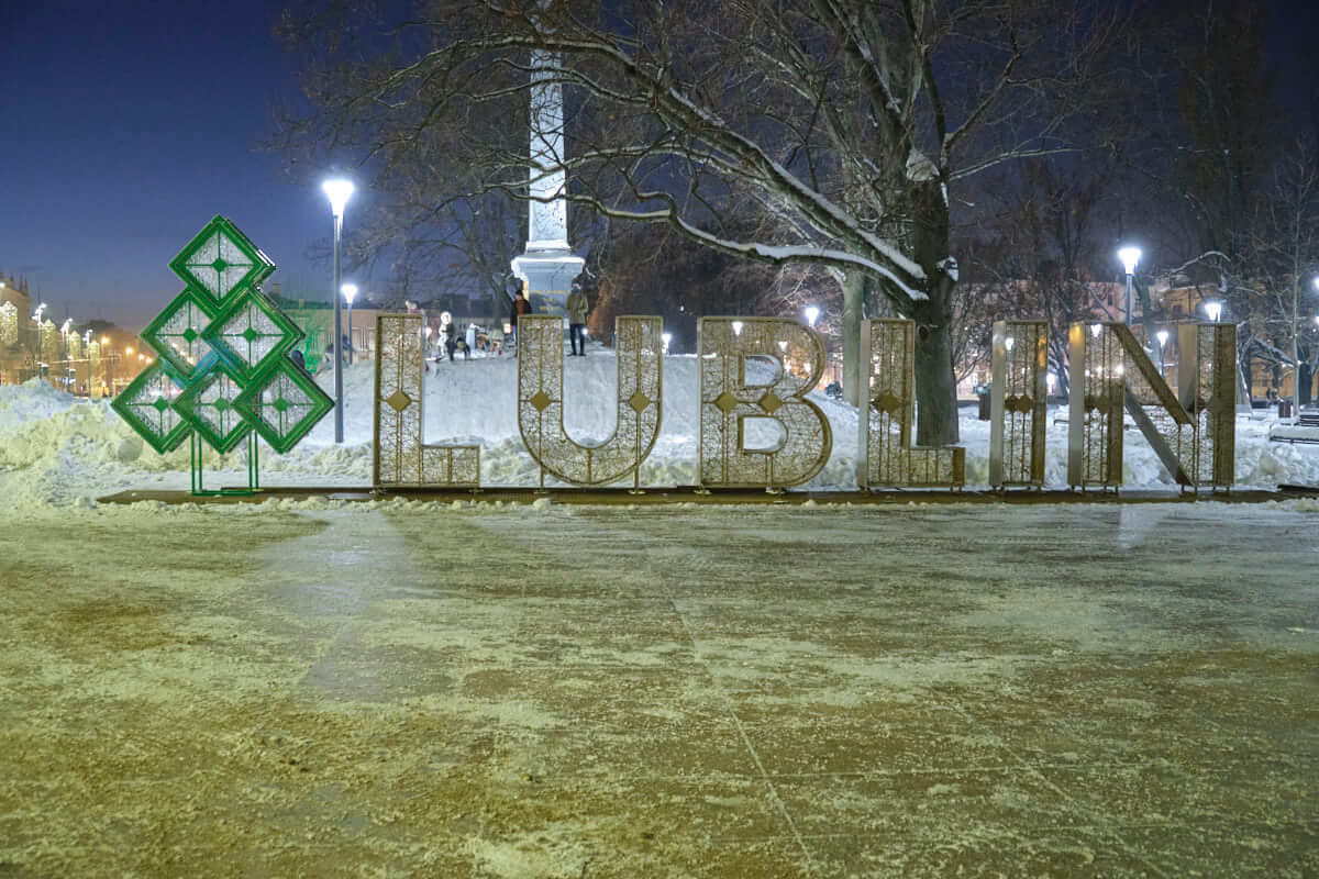 Montaż świątecznych iluminacji w Lublinie