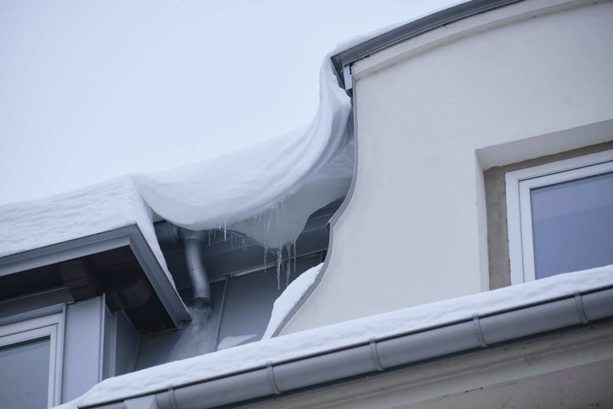 Zwis śnieżny na krawędzi dachu