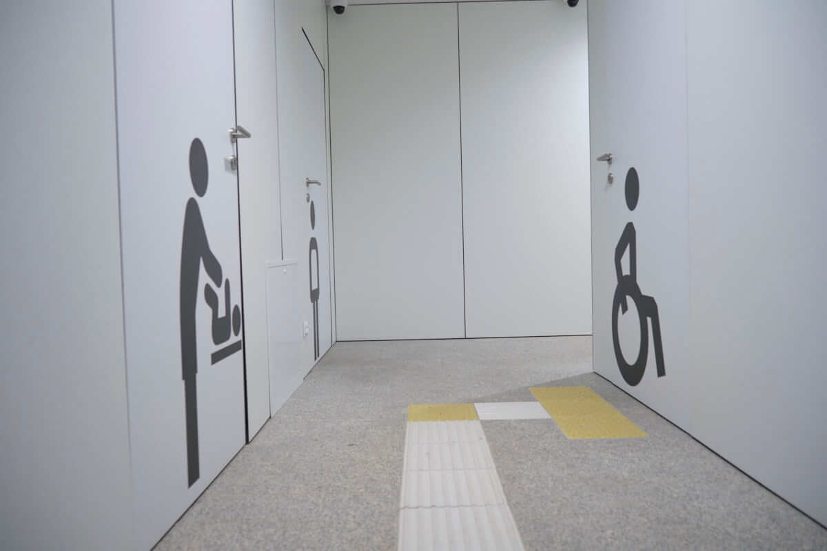 Toalety na parterze dostosowane do osób z niepełnosprawnościami