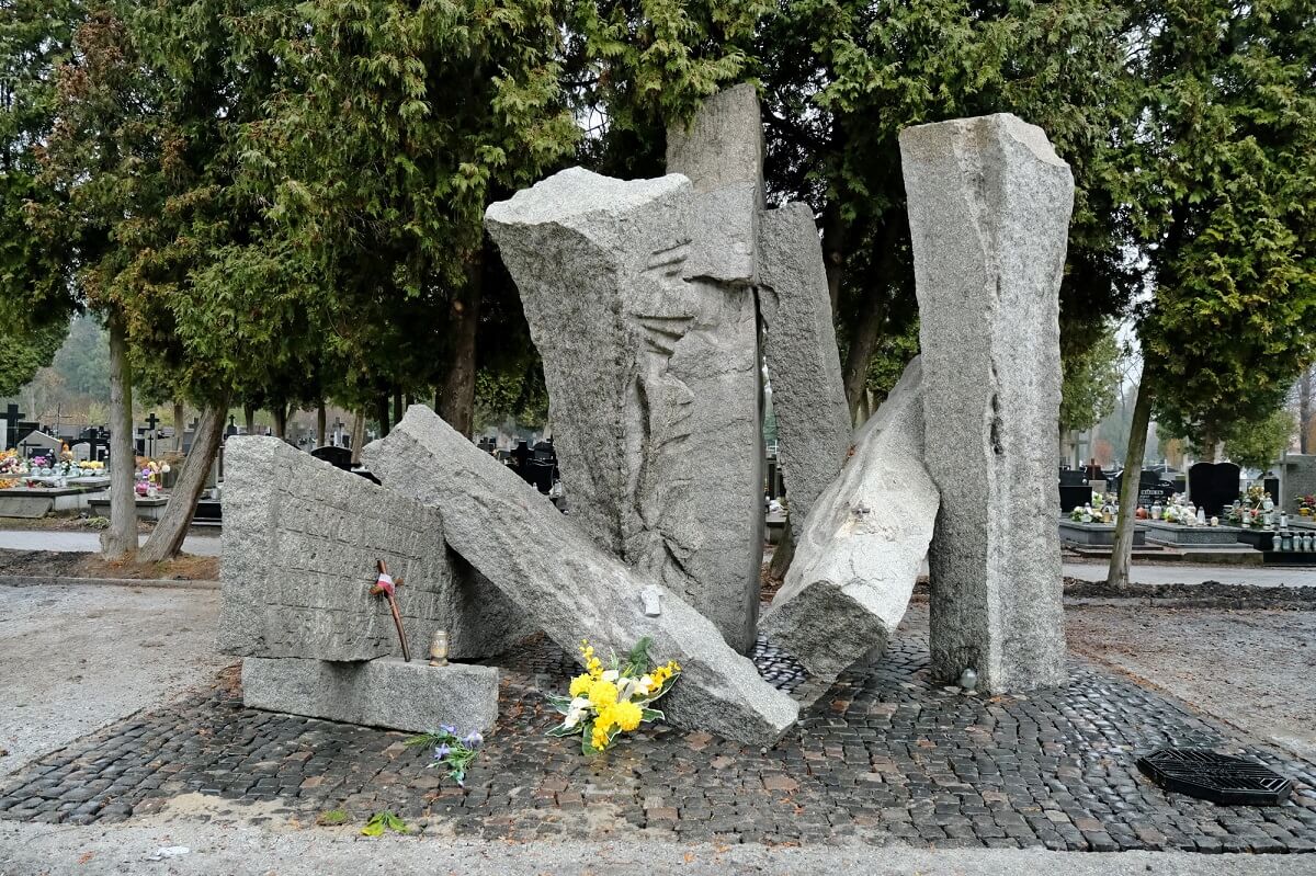 Lublin zakończył remonty kwater wojennych na dwóch lubelskich cmentarzach, przy ul. Unickiej i Białej 1 Pomnik poległych żołnierzy Lublin
