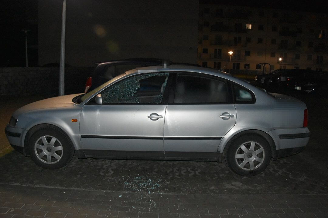 Niszczył zaparkowane samochody. Wybite szyby, urwane lusterka i szereg wgniot i rys. Trafił do aresztu 3 Uszkodzony samochów