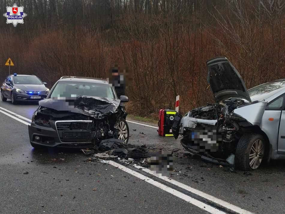 Nadmierna prędkość, przyczyną groźnego wypadku. Cztery osoby w szpitalu 1 4 osoby w szpitalu, zderzenie forda z audi