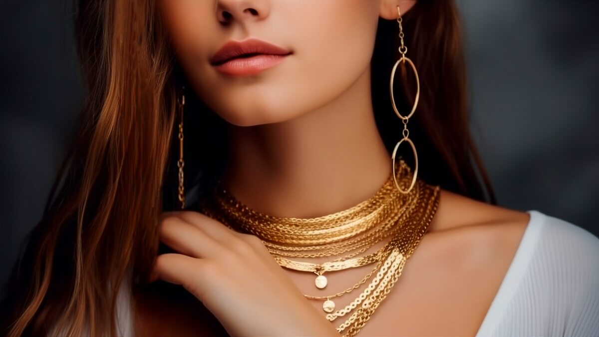 złota biżuteria na szyi kobiety