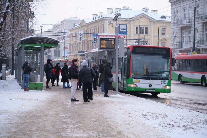 Autobus i pasażerowie na przystanku Ogród Saski