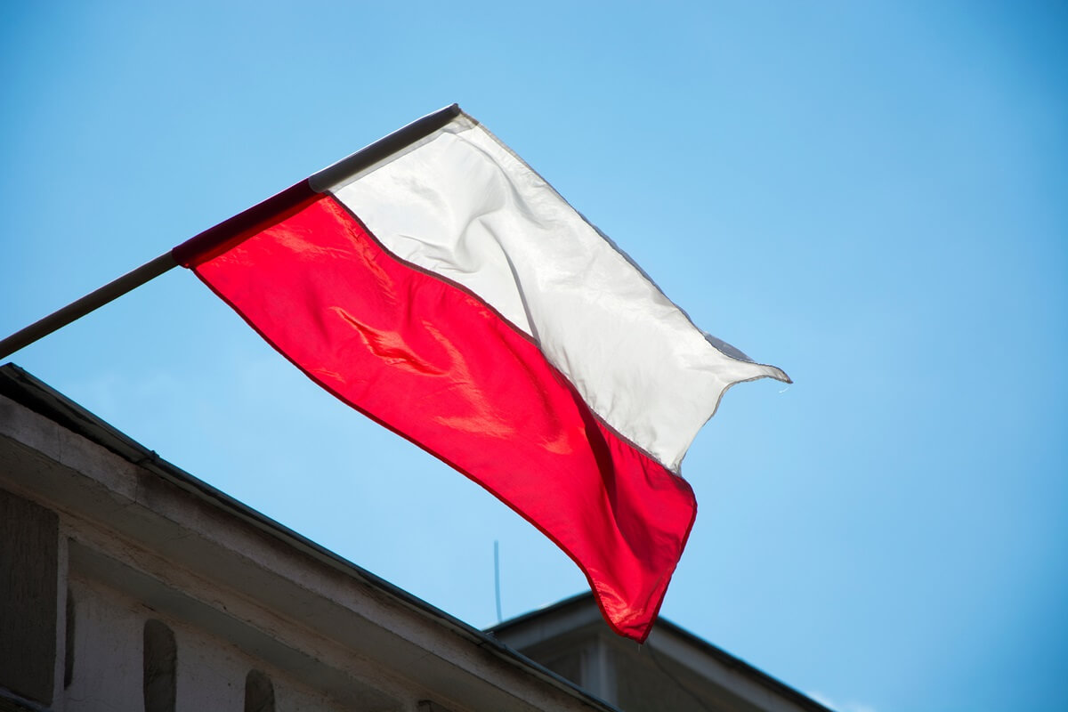 flaga polski na tle niebieskiego nieba