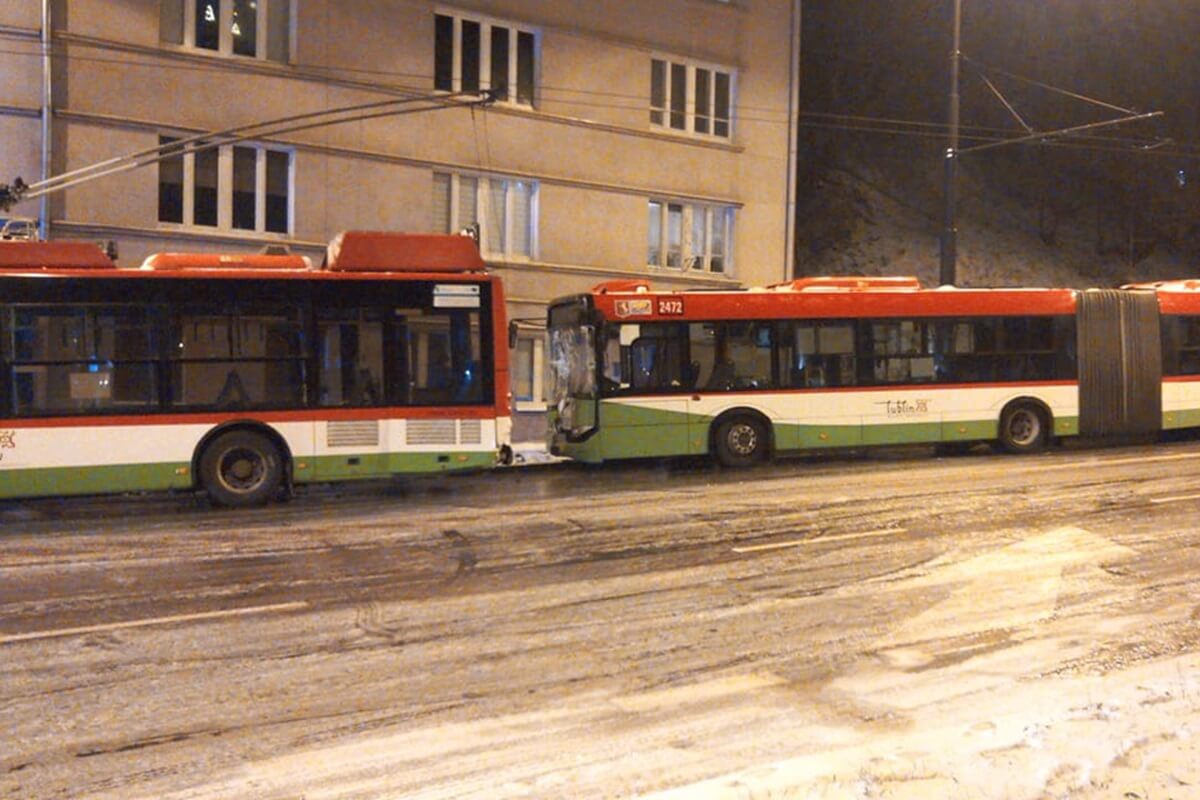 Karambol z udziałem pojazdów komunikacji miejskiej na ul. Podzamcze