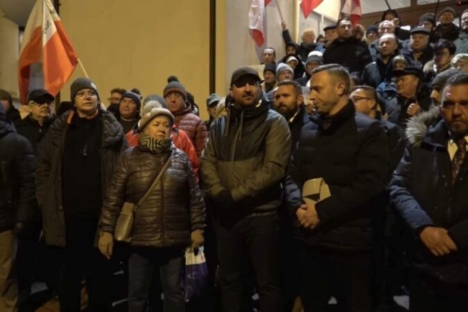 Protest w obronie Telewizji Polskiej przed siedzibą TVP3 Lublin