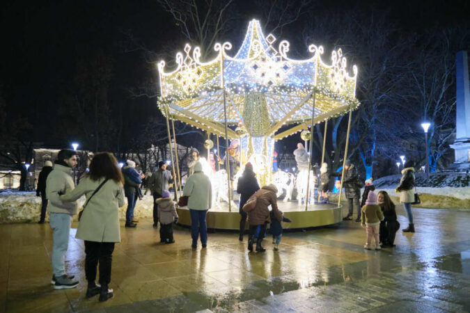 Świąteczna karuzela na Placu Litewskim