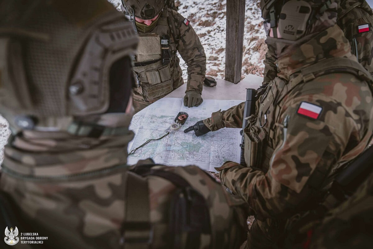 żołnierze z mapą terenu