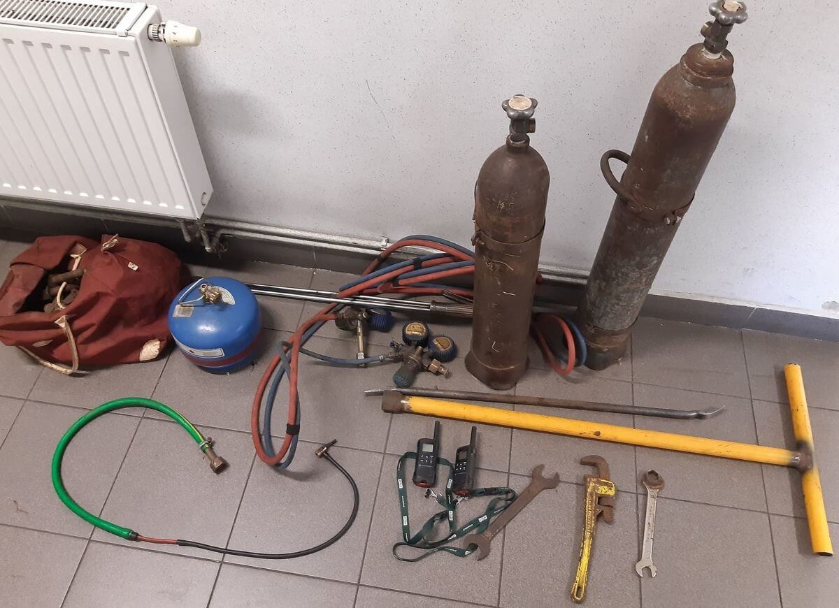 butle gazowe z przewodami i palnikiem, łom, klucz do wykręcania szyn oraz inne narzędzia