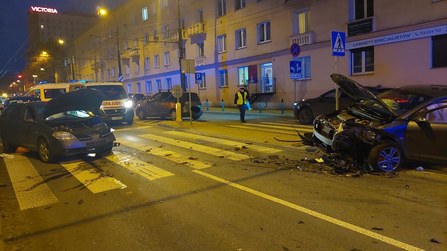 Zderzenie czterech aut i potrącenie dwóch osób na ul. Narutowicza