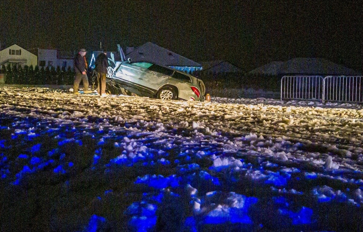 Groźny wypadek z udziałem Audi i Mercedesa. Silnik i skrzynia wylądowały 30 metrów dalej 1 Mercedes w rowie po zderzeniu z Audi