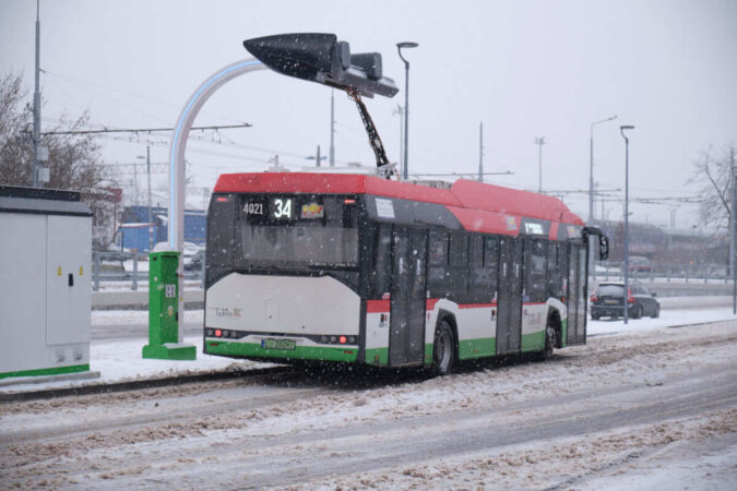 Autobus elektryczny wpięty do ładowarki na Dworcu Lublin