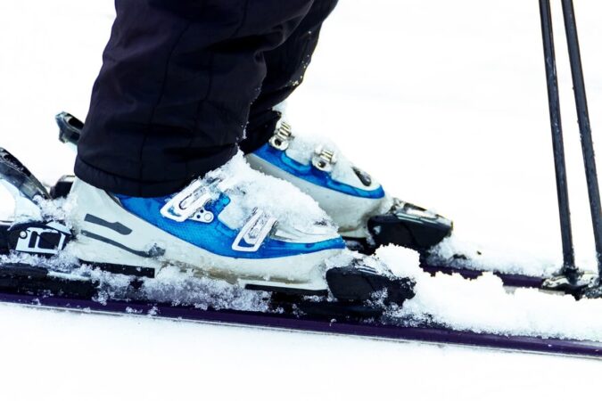 Buty narciarskie wpięte w narty