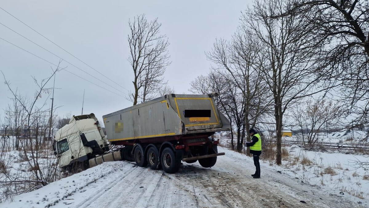 Ciężarówka w rowie po zderzeniu z hondą w miejscowości Małaszewicze Małe