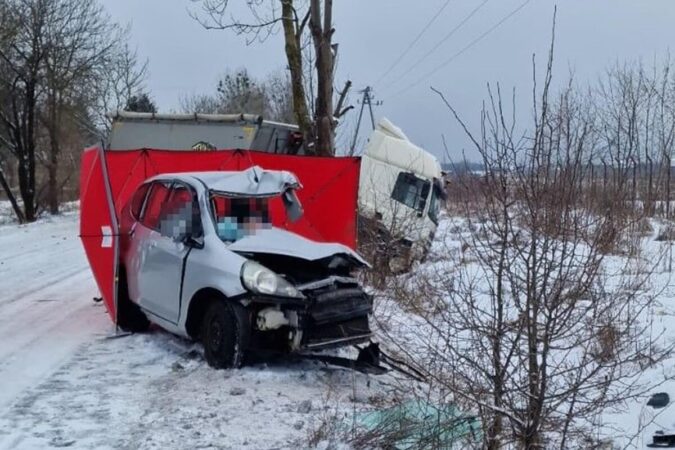 Honda zderzyła się z ciężarówką w miejscowości Małaszewicze Małe