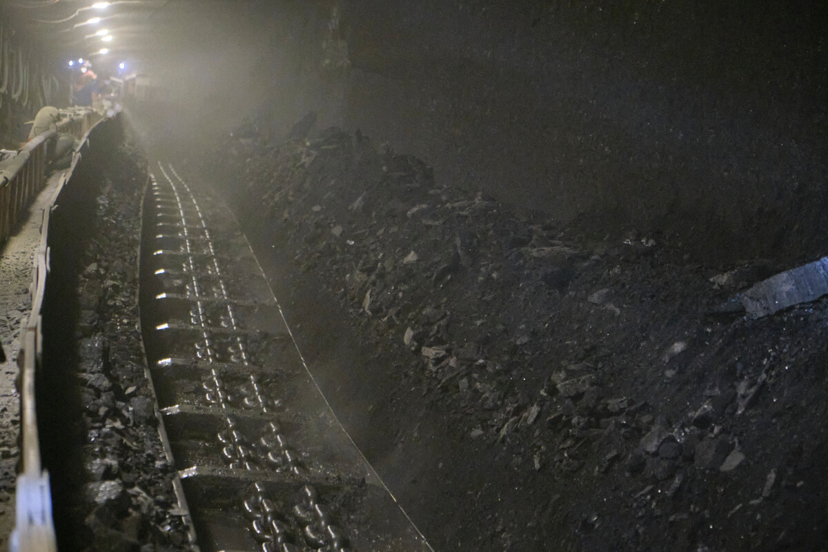 Kombajn na ścianie wydobywczej w kopalni LW Bogdanka
