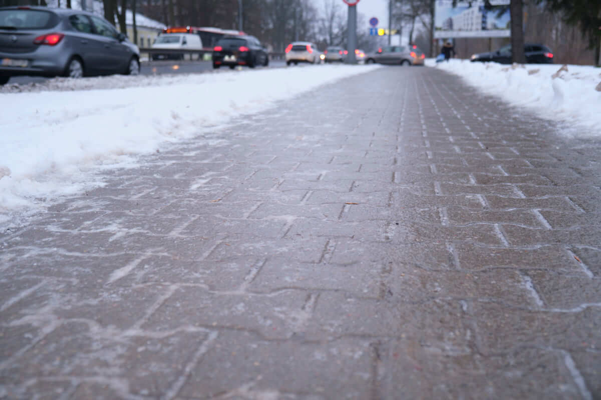 Lód na chodniku, oblodzenie