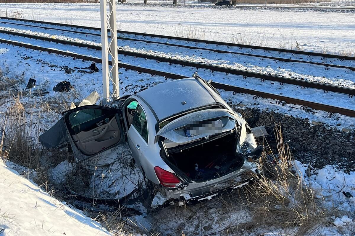 Mercedes uderzył w pociąg na przejeździe kolejowym w Lublinie