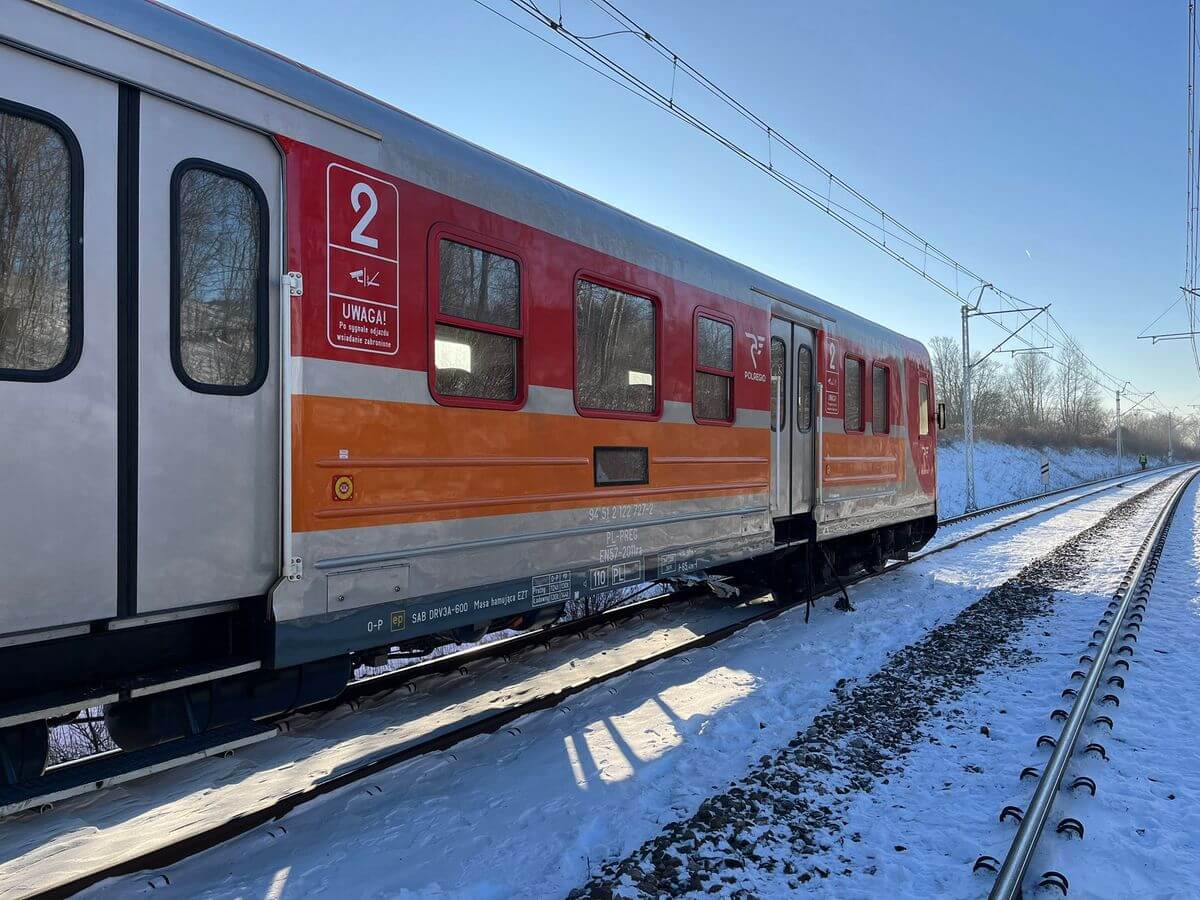 Mercedes uderzył w pociąg na przejeździe kolejowym na ul. Letniskowej w Lublinie