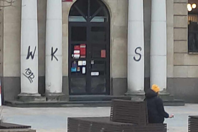 Napis „WKS” i „1312” na kolumnach budynku Poczty Polskiej w Lublinie