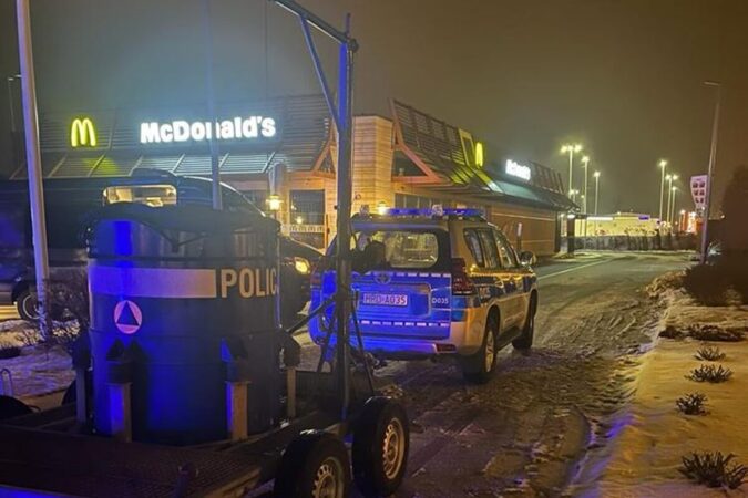 Podejrzana paczka przed restauracją McDonalds w Puławach