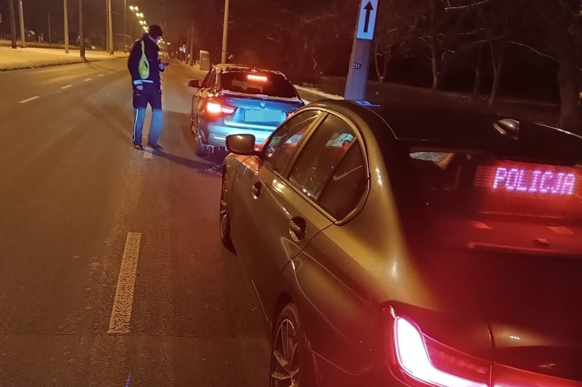 Policjanci zatrzymali kierowcę BMW do kontroli na ul. Mełgiewskiej