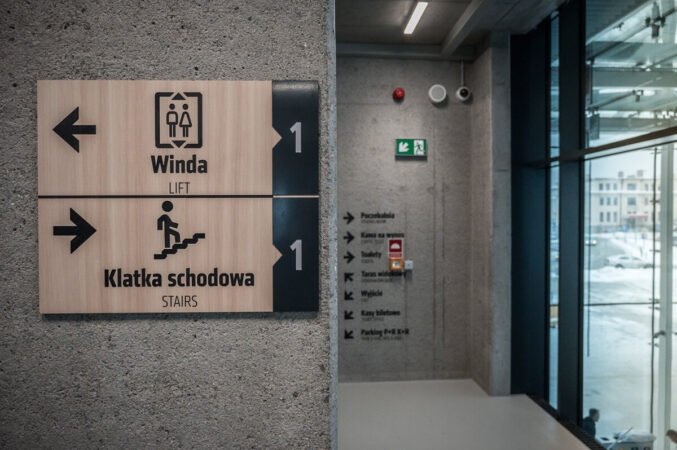 Tablica informująca o lokalizacji schodów i windy w Dworcu Lublin