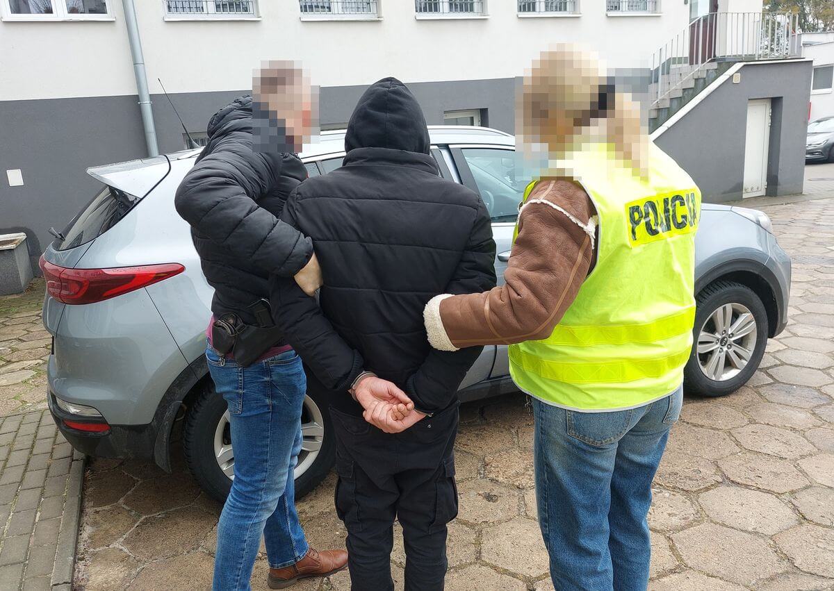 Fałszywy pracownik banku w kilka minut wykradł pokrzywdzonemu z konta 200 tys. zł. Zmieniał zabezpieczenia 2 Zatrzymanie przestępców