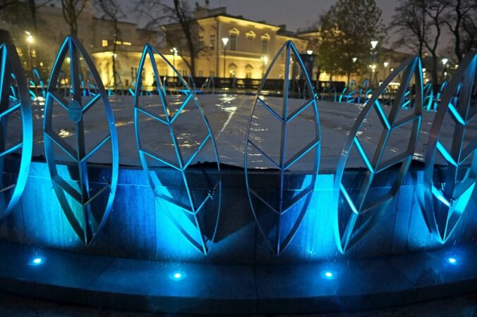 Podświetlona na niebiesko fontanna na Placu Litewskim