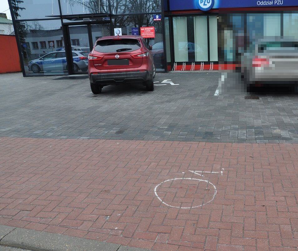 Cofał na parkingu i potrącił pieszą. Kobieta z obrażeniami ciała trafiła do szpitala 1 Potrącenie kobiety w Białej Podlaskiej