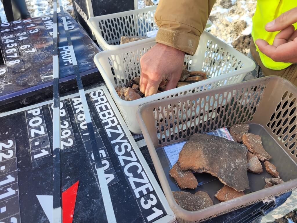 Ślady osadnictwa z epoki brązu na terenie budowy S-12. Zabudowania, fragmenty naczyń, miejsca pochówku 1 Prace archeologiczne na terenie Chełmskiej obwodnicy