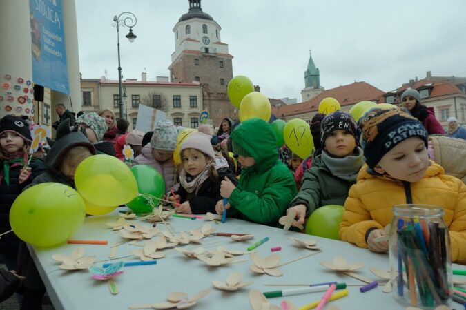 Przedszkolaki przed Ratuszem w Lublinie