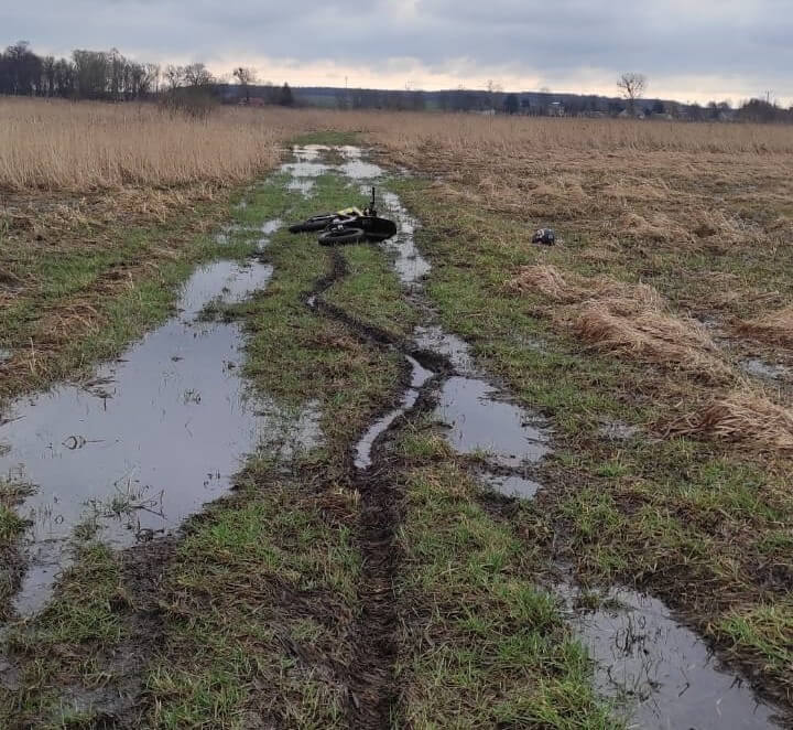 Crossem uciekał przed radiowozem. Nie zatrzymał się do kontroli. 18 - latek stanie przed sądem 1 Crossem przez pola