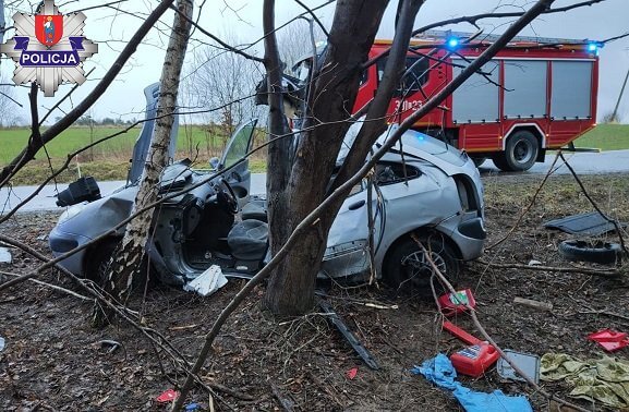 Wypadek ze skutkiem śmiertelnym. Citroen wypadł z drogi i uderzył w drzewo. Pasażerka zmarła w szpitalu 1 Na łuku drogi stracił kontrolę nad pojazdem w miejscowości Zrąb