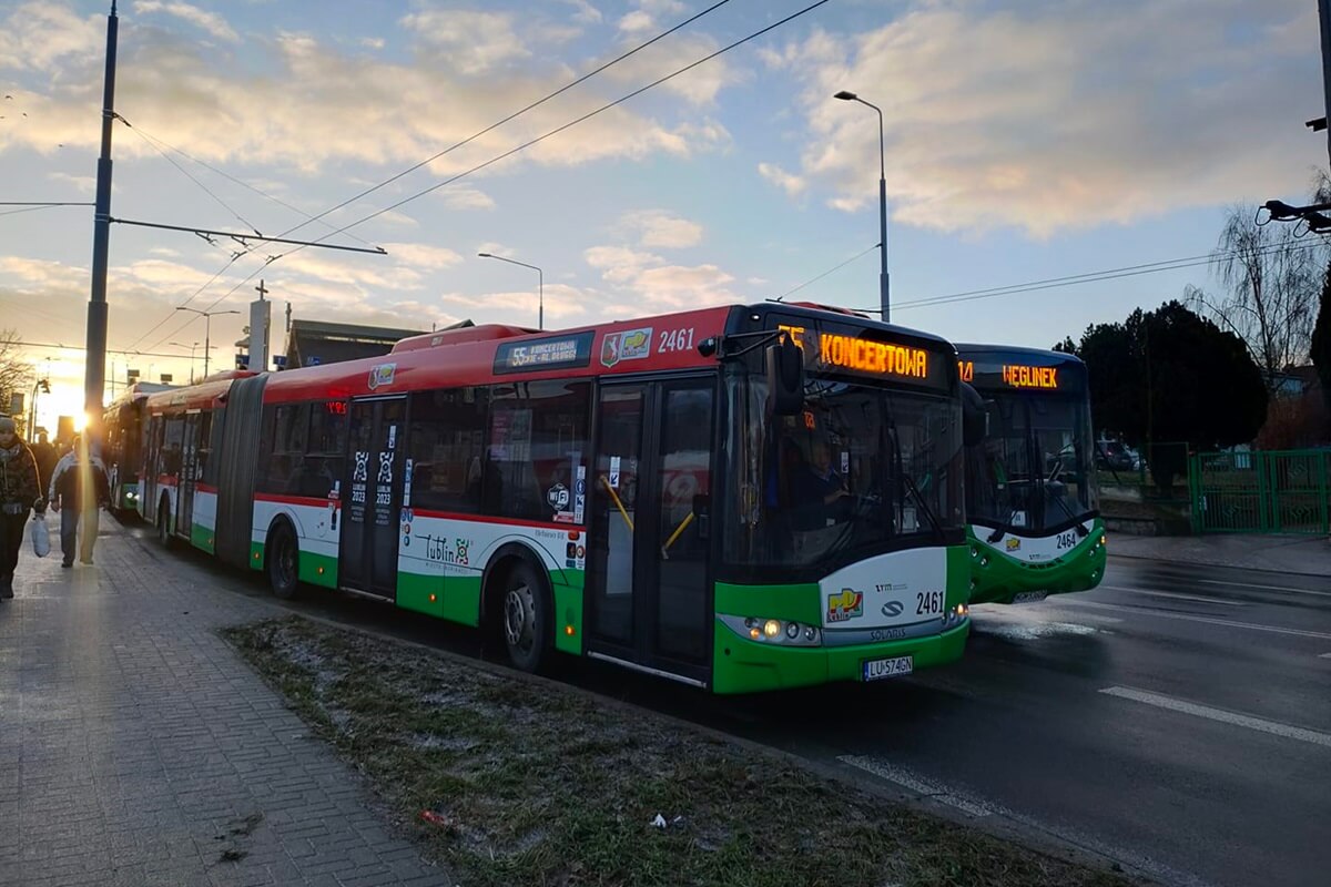 Autobusy i trolejbusy oczekujące na przystanku przy ul. Lotniczej