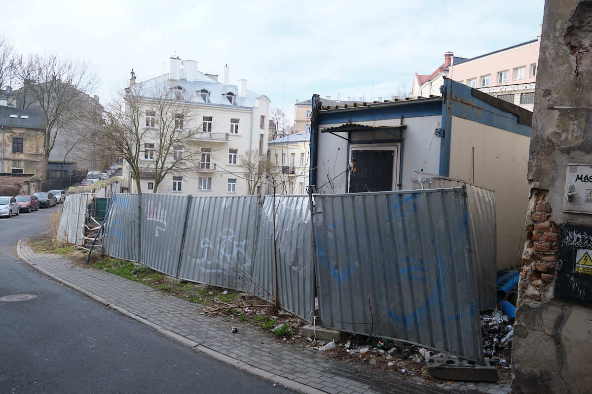 Opustoszała budowa apartamentowca przy ul. Żmigród 3 w Lublinie
