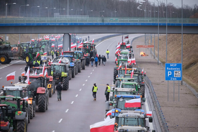Protest rolników na obwodnicy Lublina - węzeł Lublin Węglin. Płonie belka słomy