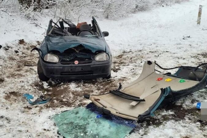 Opel po wypadku na drodze wojewódzkiej nr 813
