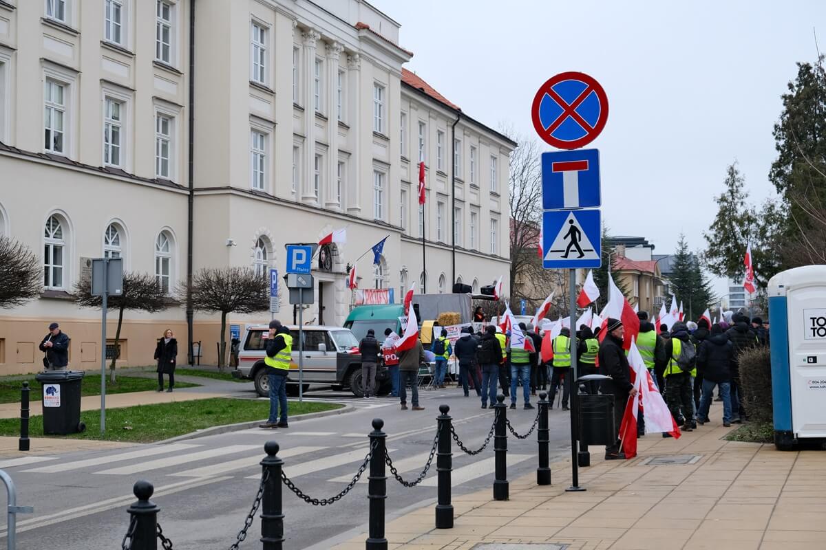 Protest rolników przed Lubelskim Urzędem Wojewódzkim w Lublinie