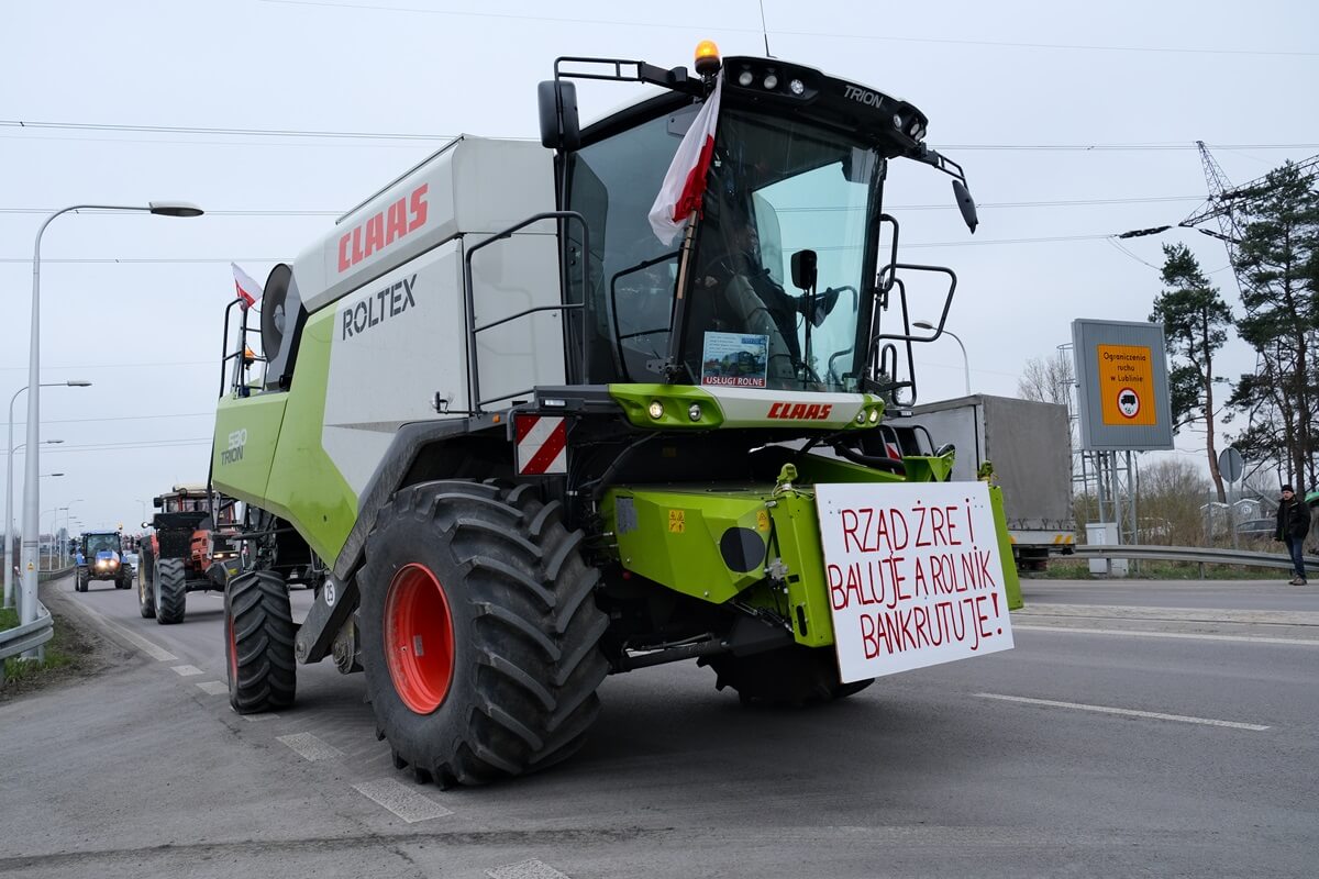 Traktory i kombajn zablokowały skrzyżowanie w centrum Lublina