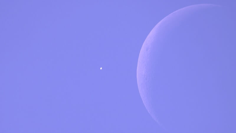 Koniunkcja księżyca i Wenus