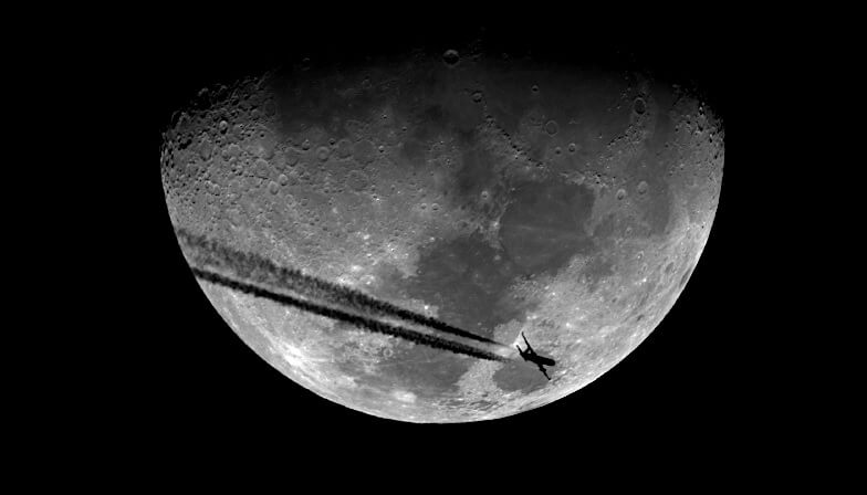 Piękny księżyc, a na jego tle samolot pasażerski