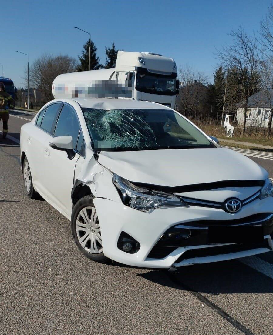 Toyota uszkodzona w wyniku potrącenia meżczyzny