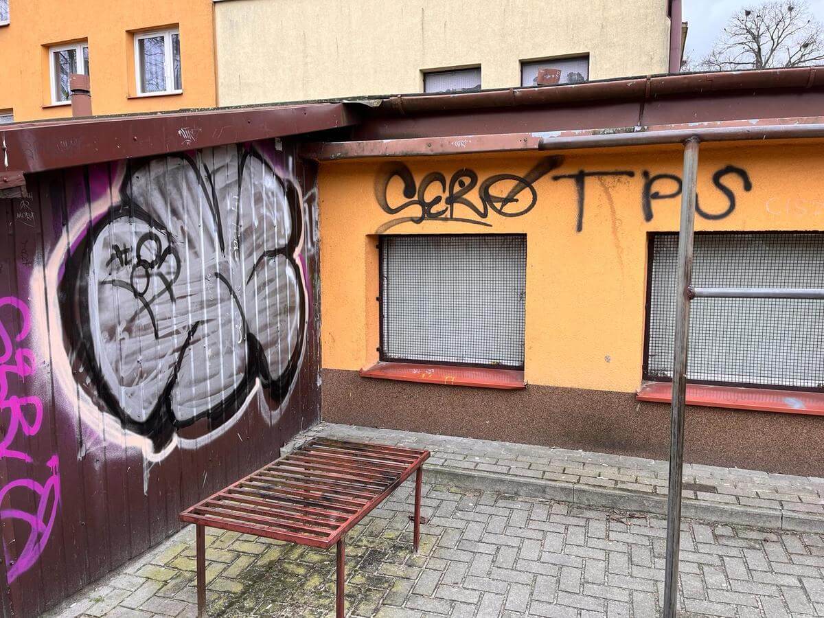 Bazgroły blokowe na sześciu budynkach. Pseudo graficiarze w rękach policji. Grozi im do 5 lat pozbawienia wolności 1 Bohomazy na budynku