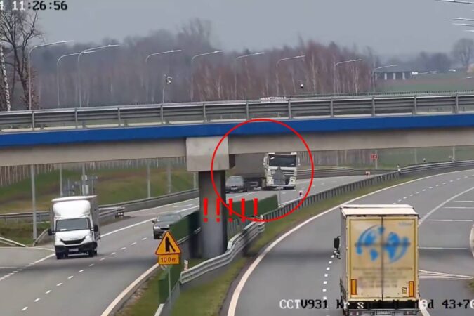 Kierowca ciężarowego Dafa w ostatnim momencie uniknął w stojące na S19 BMW