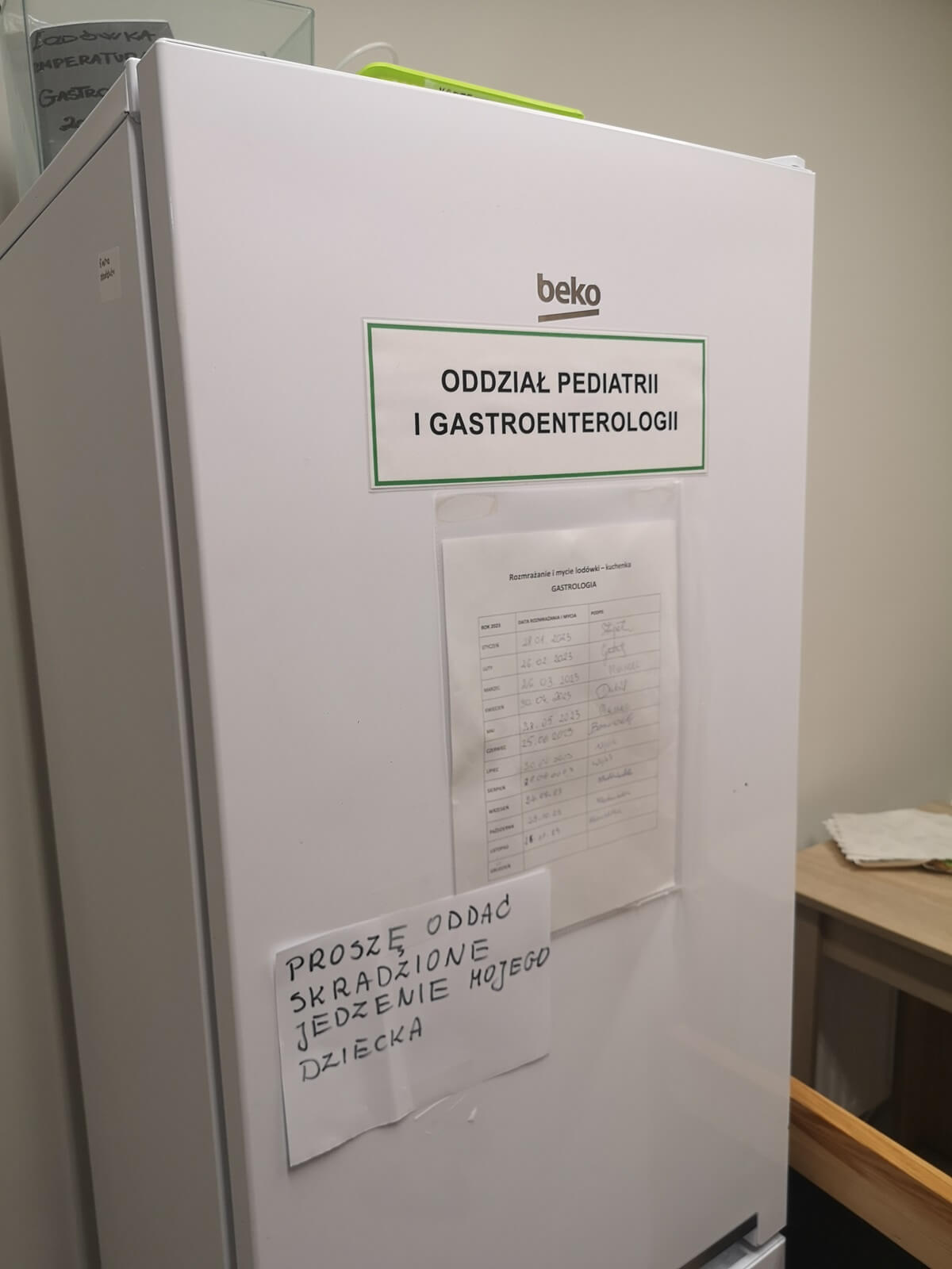 Kartka z napisem „Proszę oddać skradzione jedzenie mojego dziecka” na lodówce w Uniwersyteckim Szpitalu Dziecięcym w Lublinie
