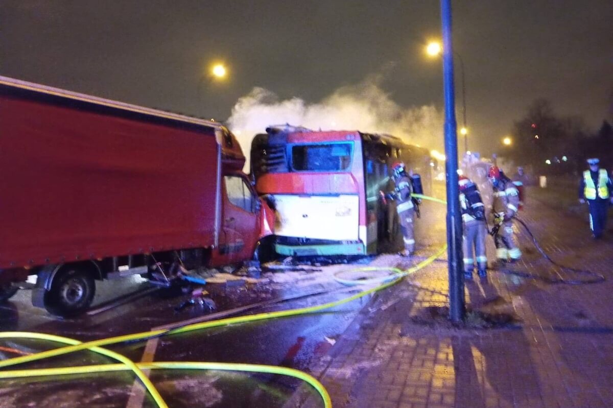 Renault uderzył w autobus miejski na ul. Pancerniaków, po czym oba pojazdy stanęły w ogniu